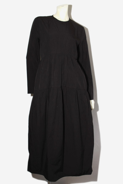 ティアードワンピース　ブラック ライトコットン ふんわりシルエット 裏地付き ティアード