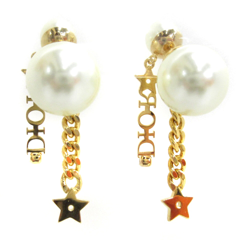 Dior ゴールドパールピアス ロゴチャーム付き Dior(ディオール) パールピアス ゴールド ディオールピアス