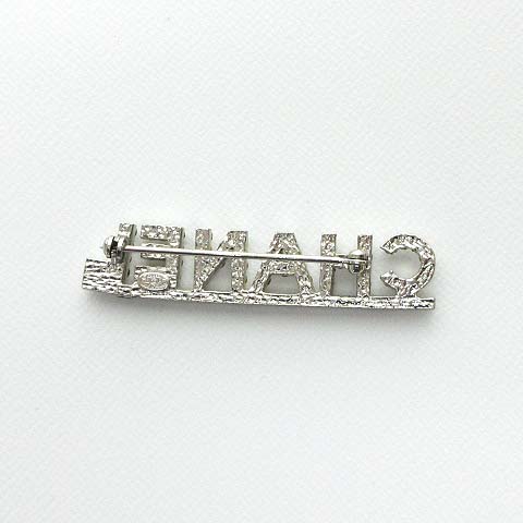 CHANEL シルバーロゴブローチ