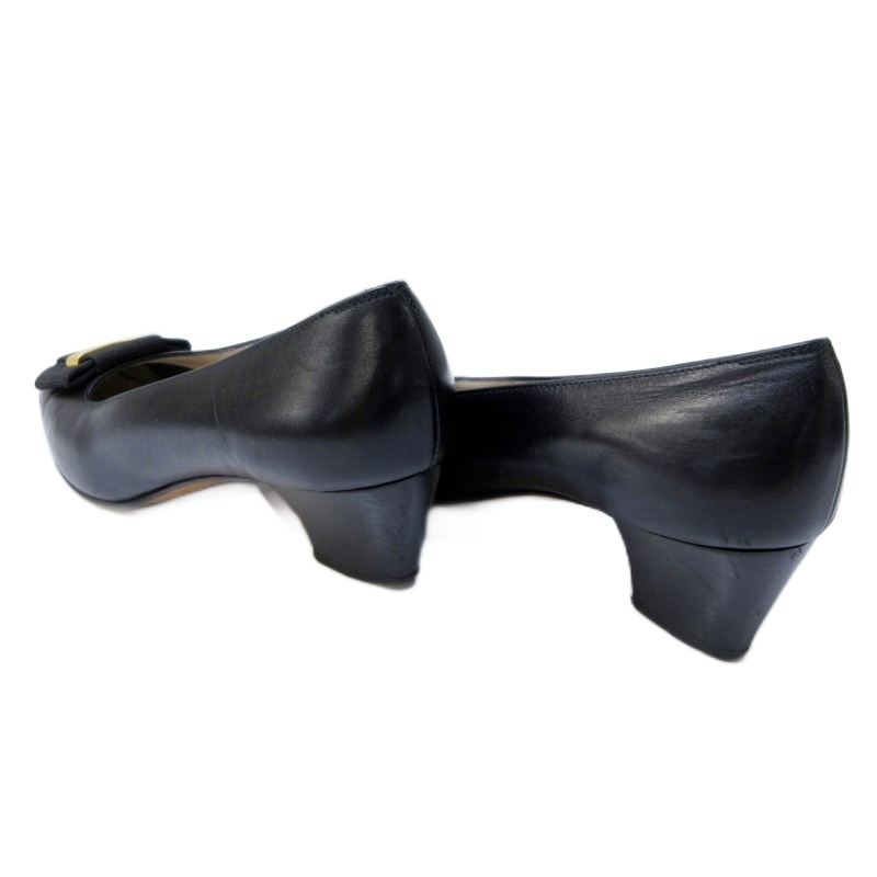 Salvatore Ferragamo 黒レザー パンプス ボール装飾付き Salvatore Ferragamo 黒レザー パンプス ボール装飾付き