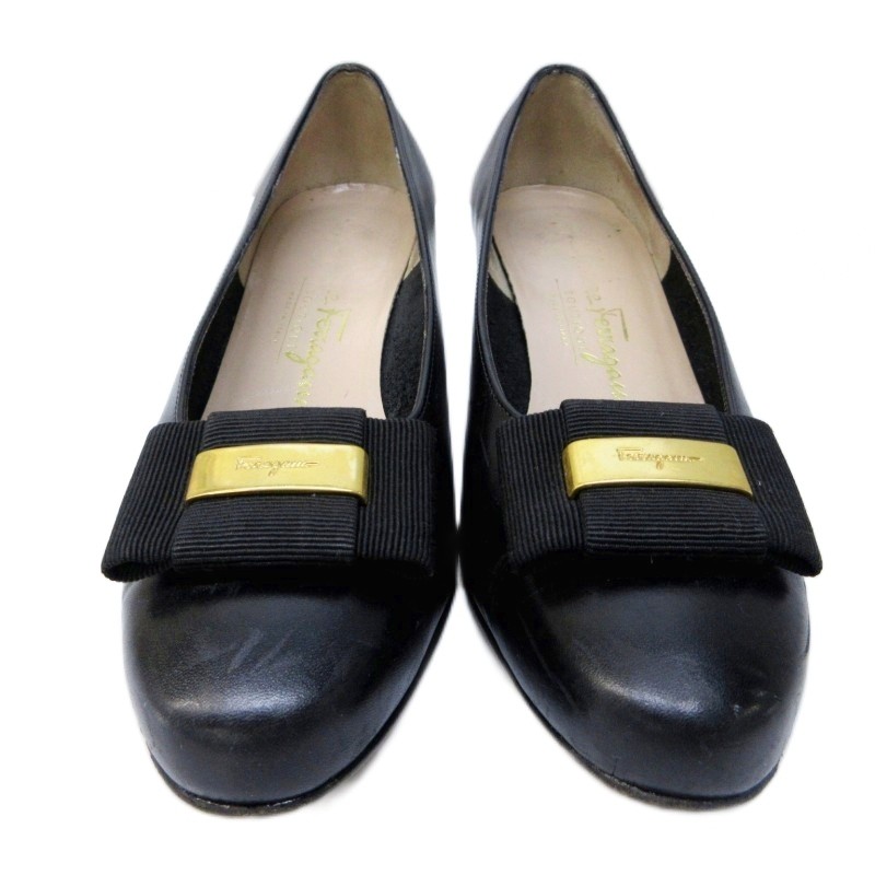 Salvatore Ferragamo 黒レザー パンプス ボール装飾付き Salvatore Ferragamo 黒レザー パンプス ボール装飾付き