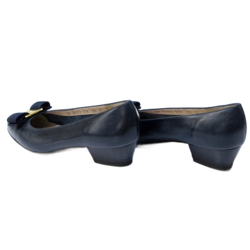 フェラガモ パンプス 5½ (23cm) 極美品 フェラガモ スカラップ