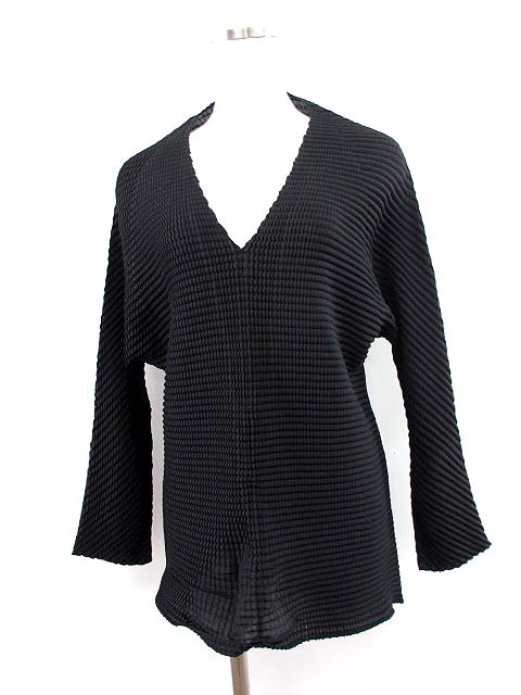 ISSEYMIYAKE ブラック　Ｖネックトップス　プリーツ イッセイミヤケ Vネック プリーツ x プリーツ チュニック カットソー