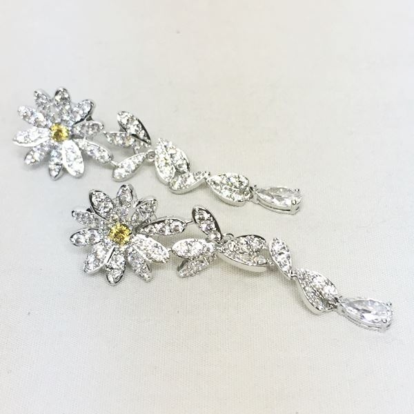 未使用品 スワロフスキー Swarovski エターナルフラワー Eternal Flower ピアス スタッド ぶら下がり クリスタル 花 モチーフ シルバー クリア 04 Ibs92 レディース 049 ベクトルパーク