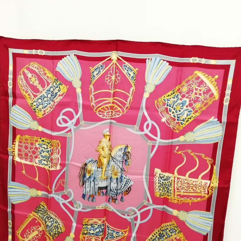 HERMES 折れ曲がる スカーフ カレ90シルク 「LES MUSEROLLES 鼻革」 