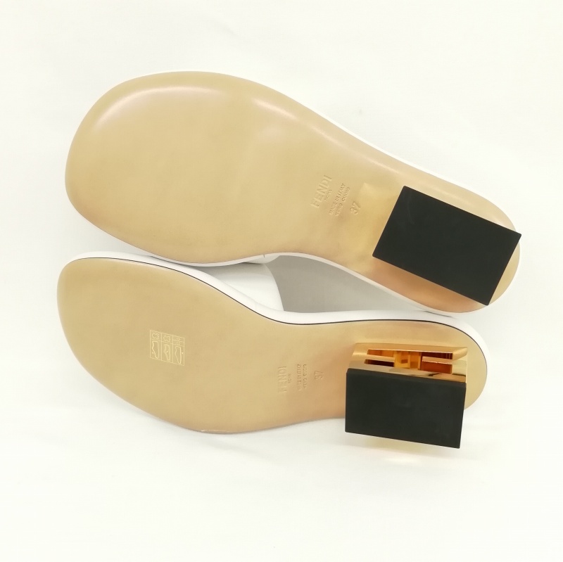 フェンディ FFバゲッホワイトナッパレザー サンダル 美品 37 1/2 フェンディ FFバゲッホワイトナッパレザー サンダル 美品 37 1/2