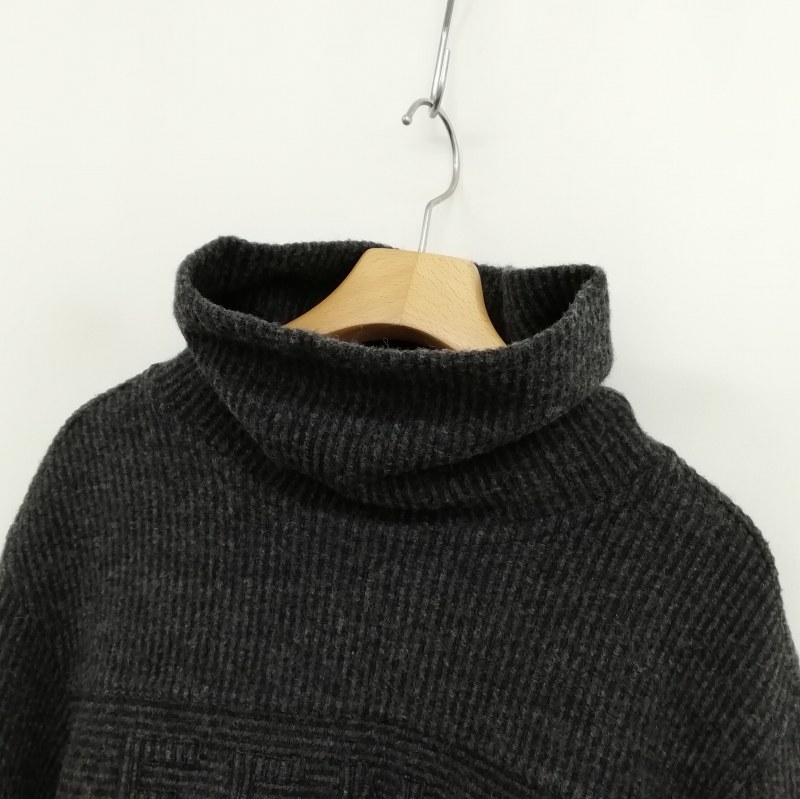 【美品】FENDI フェンディ ロゴ タートルネック ニット 赤 40サイズ 美品】FENDI フェンディ ロゴ タートルネック ニット 赤 40サイズ