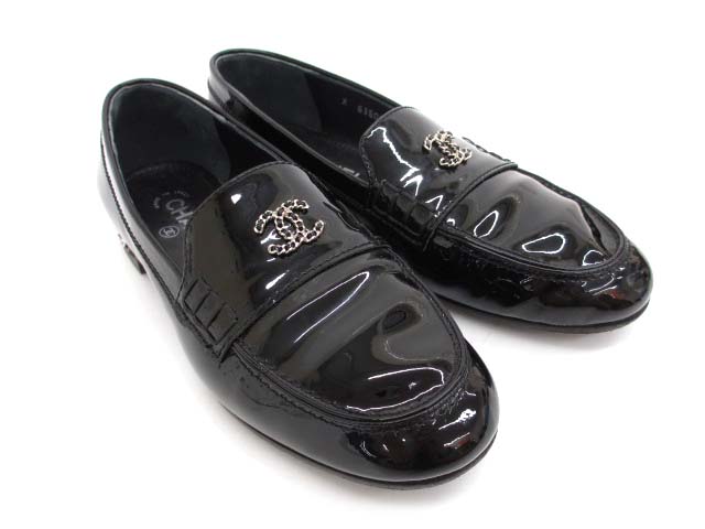 シャネルエナメルチェーンローファー