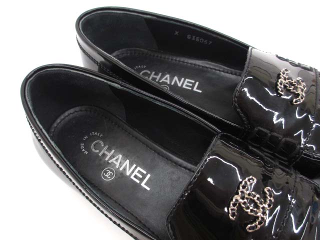 シャネルエナメルチェーンローファー