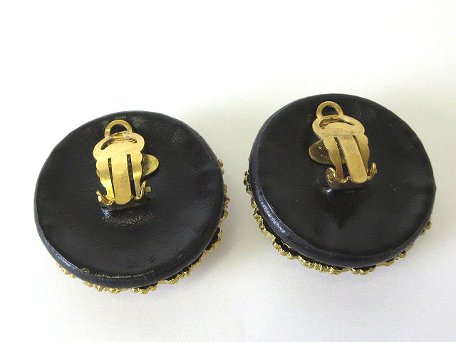 シャネル CHANEL イヤリング パール レザー 金属素材 ゴールド 白 黒 ビッグ 大 本革 アクセサリー CHANEL(シャネル) イヤリング 金属素材×フェイクパール×レザー