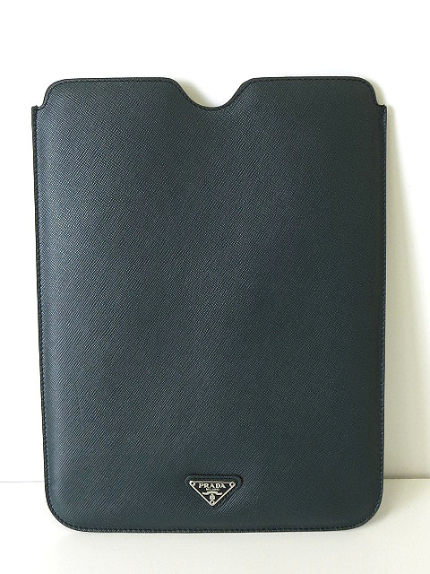プラダ PRADA ipadケース タブレットケース レザー 三角 ロゴプレート 