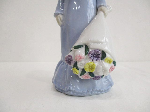 ベルウッド BELLWOOD フィギュリン 花束を持った女性 置物