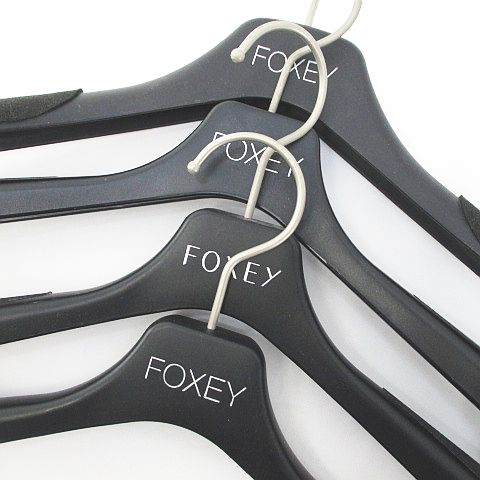 フォクシー Foxey ハンガー 4本セット 黒系 ブラック 滑り止め ロゴ 文字 小物 レディース 077 ベクトルパーク フォクシー Foxey ハンガー 4本セット 黒系 ブラック 滑り止め ロゴ 文字 小物 レディース 077 ベクトルパーク
