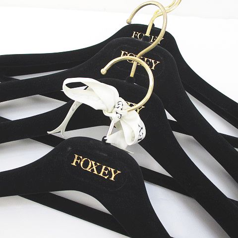 フォクシー Foxey ハンガー 4本セット 黒系 ブラック ベロア リボン ロゴ 文字 小物 レディース 077 ベクトルパーク フォクシー Foxey ハンガー 4本セット 黒系 ブラック ベロア リボン ロゴ 文字 小物 レディース 077 ベクトルパーク