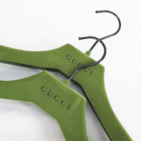 グッチ GUCCI ハンガー 2本セット ベロア調 グリーン 緑 ロゴ文字 小物