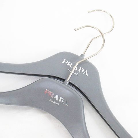 プラダ PRADA ハンガー 2本セット グレー 灰系 ロゴ文字 小物 メンズ 