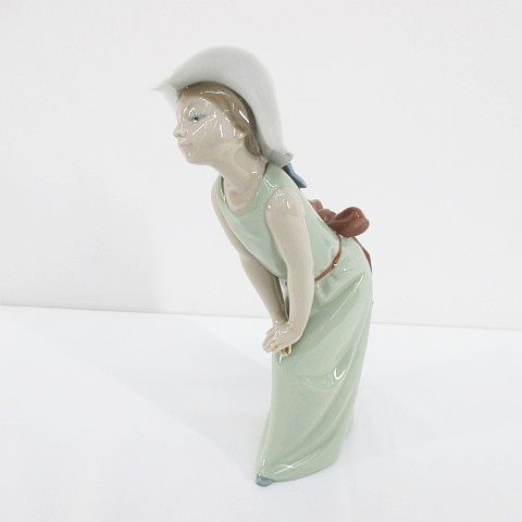 LLADRO リヤドロ 鏡の前で 若草色の少女 Amazon.co.jp: リヤドロ LLADRÓ 人形 鏡のまえで 若草色の少女