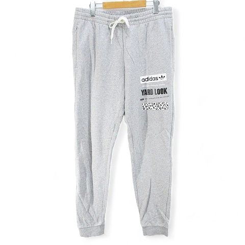 グレー スウェットパンツ 赤いパッチ 金色ロゴ グレー スウェットパンツ 赤いパッチ 金色ロゴ グレー