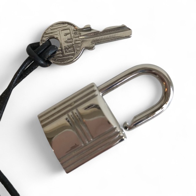 エルメス カデナ 鍵 カギ 南京錠 シルバー 番号101 未使用 チャーム