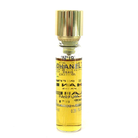 シャネル　N19　ヴァポリザター　香水　7.5ml CHANEL - CHANEL No19 オードゥ トワレット（ヴァポリザター）7.5mlの