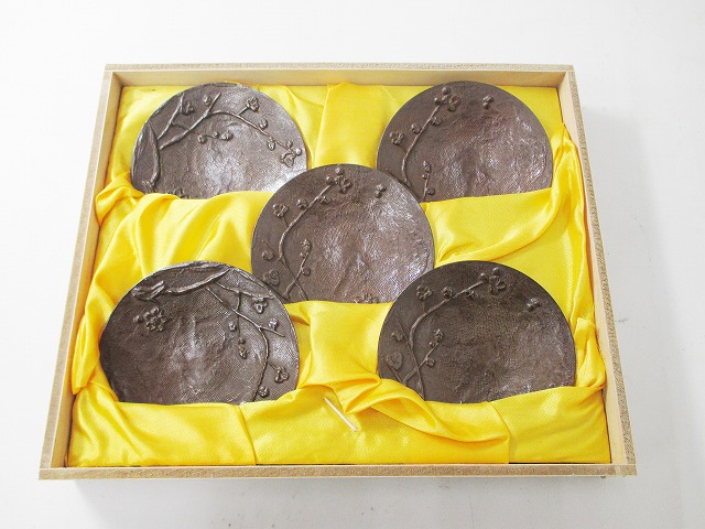 圭司造 鋳銅製 煎茶道具 布目梅花図茶托 五客 ブラウン 木箱 086