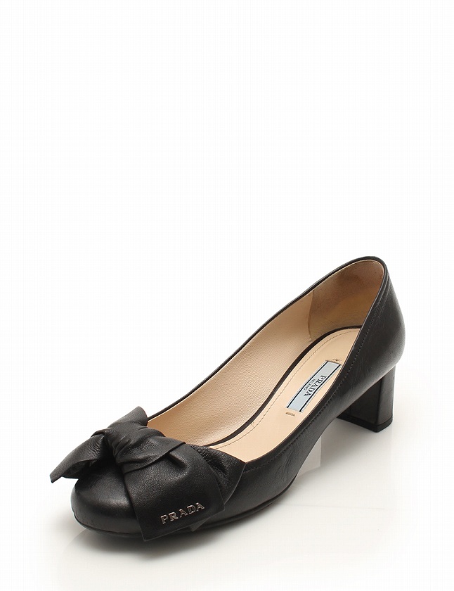 r*i様 PRADA ブラック フラットシューズ リボン付き エナメル 23.5 PRADA】 パンプス 23.5cm ブラック リボン付きブラックエナメル
