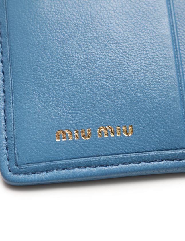 ミュウミュウ 二つ折り財布 青い財布 ミュウミュウ miumiu 二つ折り財布 マテラッセ 水色 小物 レザー