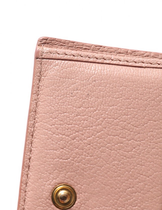 ミュウミュウ miumiu 二つ折り財布 ピンクベージュ 小物 レザー