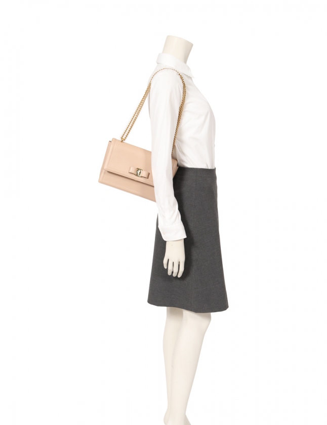 サルヴァトーレフェラガモ Salvatore Ferragamo チェーン