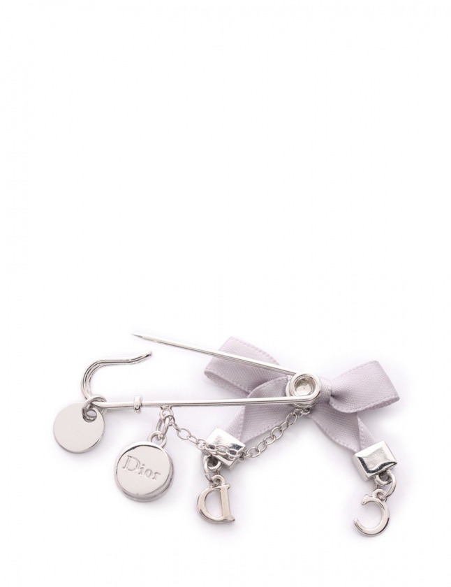 【未使用品】Dior ピンブローチ　リボン　ロゴ　安全ピン　グレー 美品】Dior ピンブローチ リボン ロゴ 安全ピン グレー - メルカリ