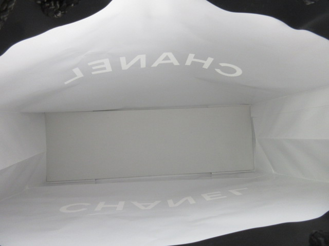 シャネルCHANELクリスマス限定品　紙袋　レア　ショッパーカメリア ショップ袋 CHANEL - CHANELショッパー カメリア付きの通販 by ラクマ出品中♡あず