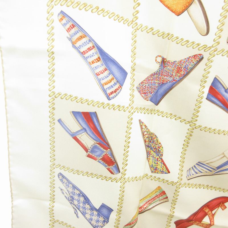 サルヴァトーレ・フェラガモ シルク スカーフ ホワイト 花柄 中古 ABランク SALVATORE FERRAGAMO | レディース 首飾り 胸元 防寒 お洒落 Salvatore Ferragamo サルヴァトーレ フェラガモ Tシャツ ホワイト 白