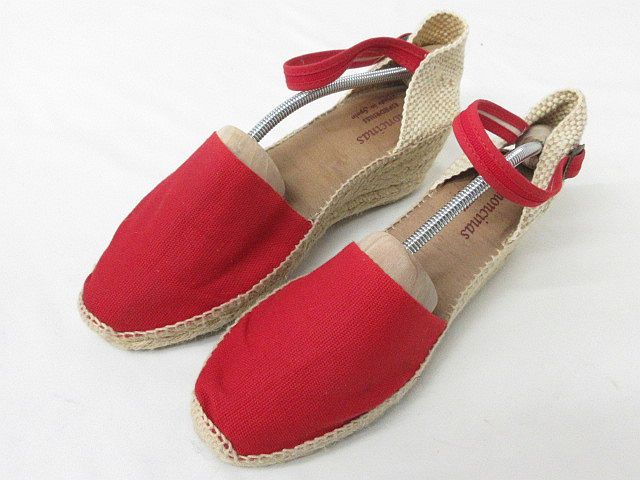 赤いエスパドリーユスタイルサンダル