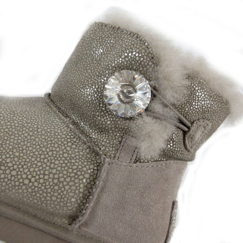 アグ UGG ムートンブーツ ショート ビジューボタン 裏地ファー 総柄
