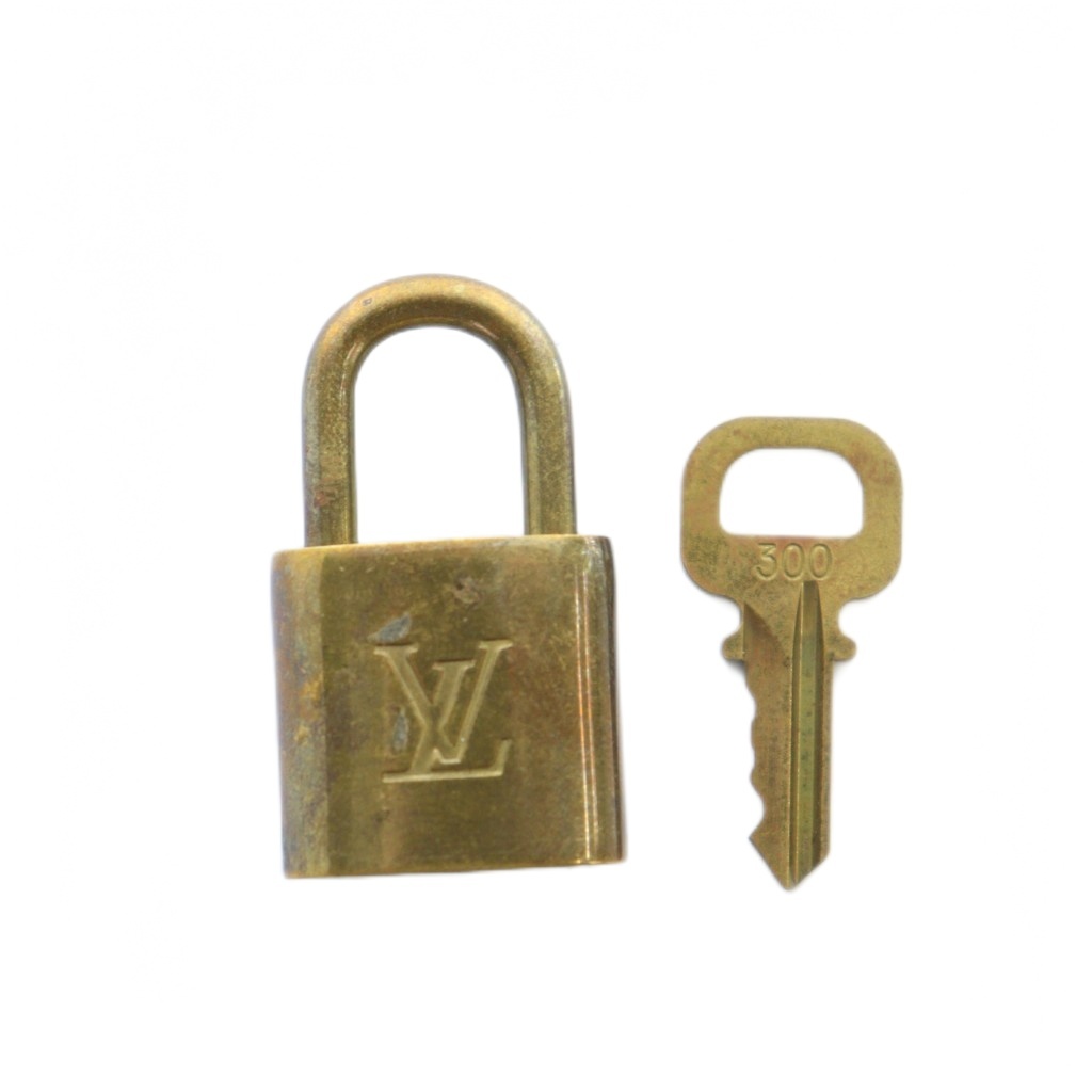 ルイヴィトン LOUIS VUITTON カデナ 錠前 チャーム 南京錠 刻印