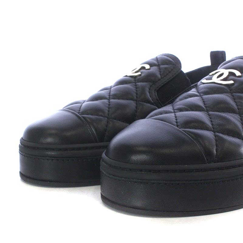 CHANEL キルティングレザーシューズ シャネル “キルティング”のスリングバック シューズ、艶やかな