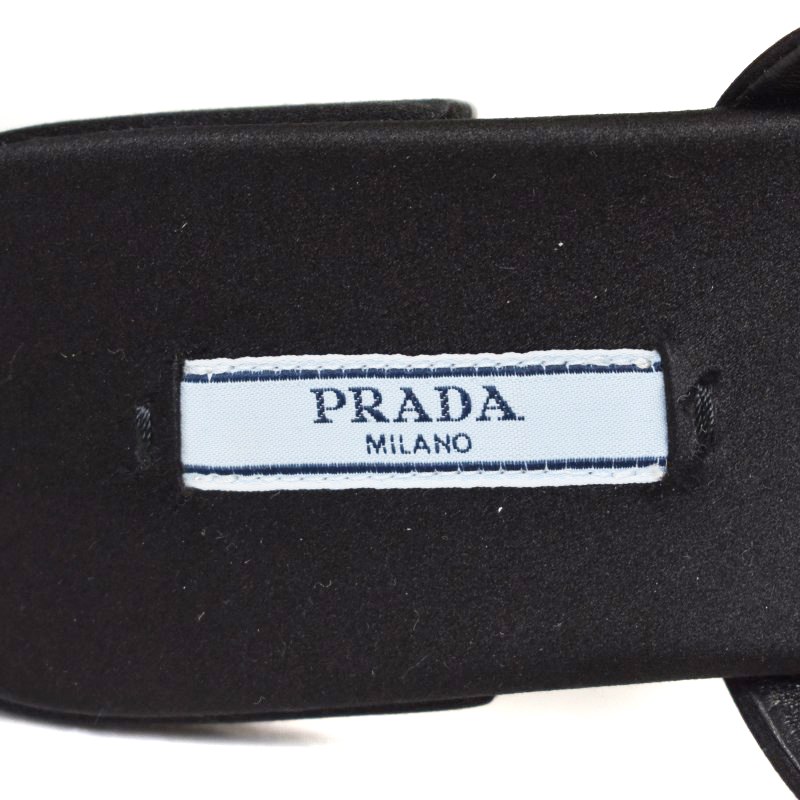 プラダ PRADA 三角ロゴプレート サテン フラット サンダル