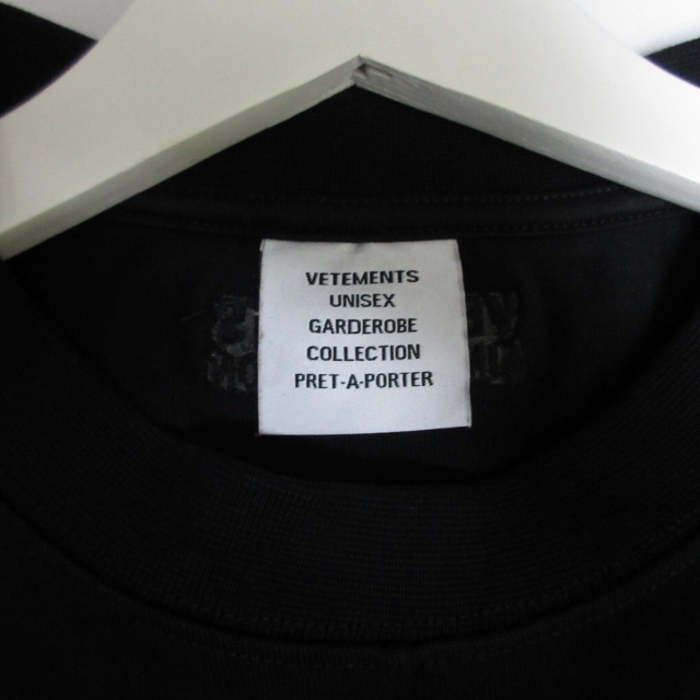 ヴェトモン VETEMENTS vertical cut-up LogoTee 【公式通販】 ヴェトモン VETEMENTS vertical cut-up LogoTee 【公式通販】