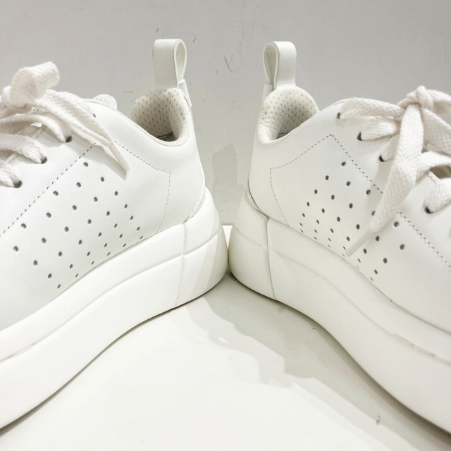 レッドヴァレンティノ ボウウォーク レザー スニーカー 厚底 レッド ヴァレンティノから新作チャンキースニーカー、大胆”RED